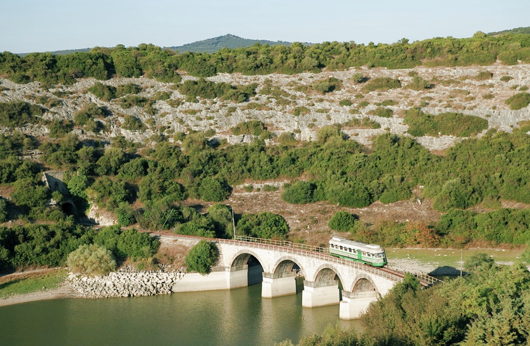 ADe 12 bei Sarcidano, kurz vor Erreichen des Bf. Isili, 23.08.2014.