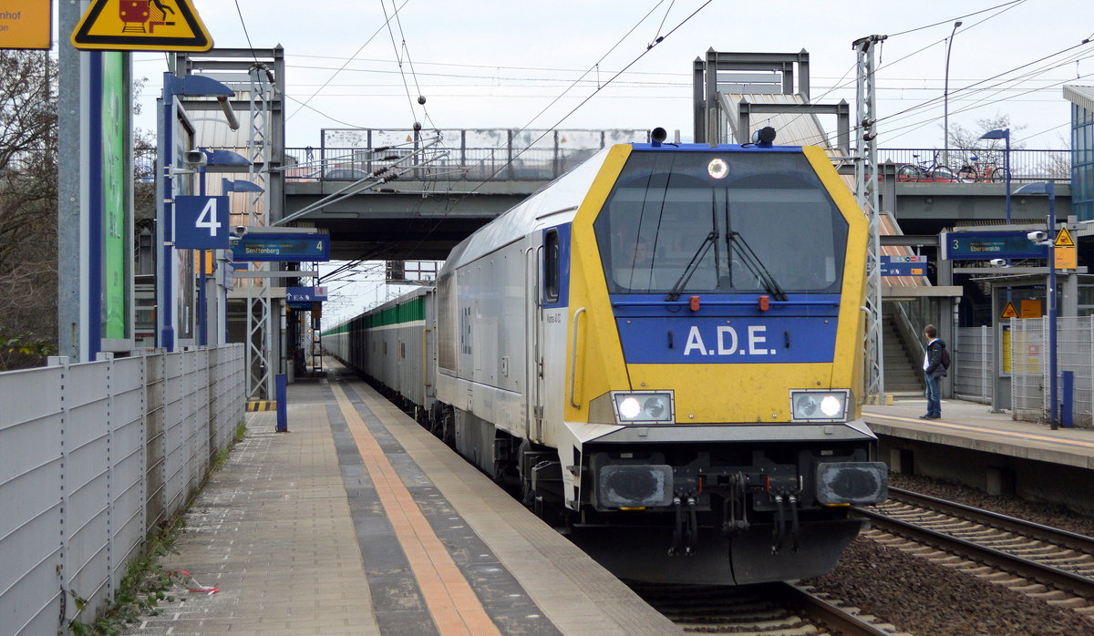 A.D.E. mit ihrer Voith Maxima 40 CC (92 80 1264 007-6 D-ADE) und einem Ganzzug offener Güterwagen bei der eiligen Durchfahrt Bf. Berlin-Hohenschönhausen.