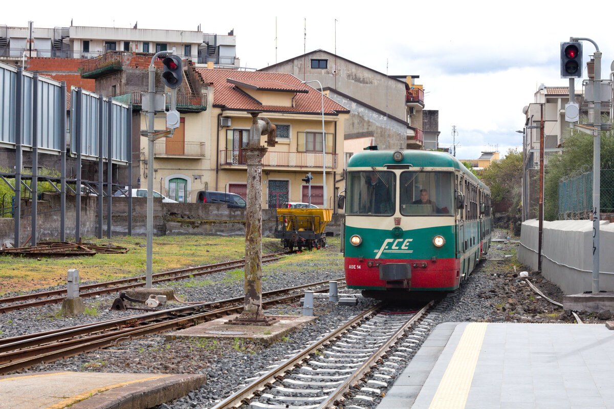 ADE14+17 erreichen als FCE Borgo-Randazzo am 03.04.2023 den Bahnhof Adrano. 