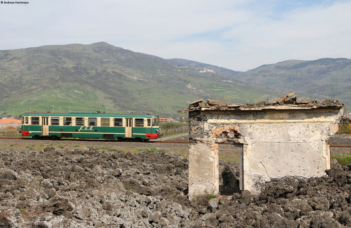 ADE20 als **** (xx-xx) bei Randazzo 24.3.17. Das Haus im Vordergrund fiel einem Lavastrom 1981 zum Opfer