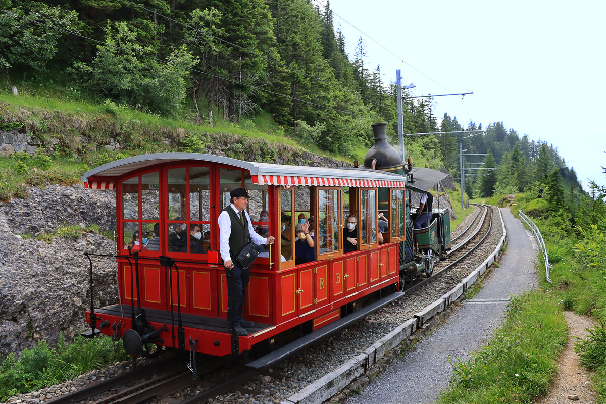 Adieu, für heute. Lok 7 fährt mit dem VRB Wagen 5 nach Vitznau zurück. 24.Juli 2021 