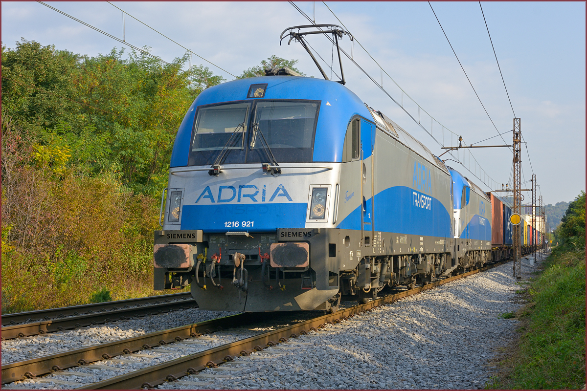 ADRIA 1216 921+ 1216 922 ziehen Containerzug durch Maribor-Tabor Richtung Koper Hafen. /22.9.2020