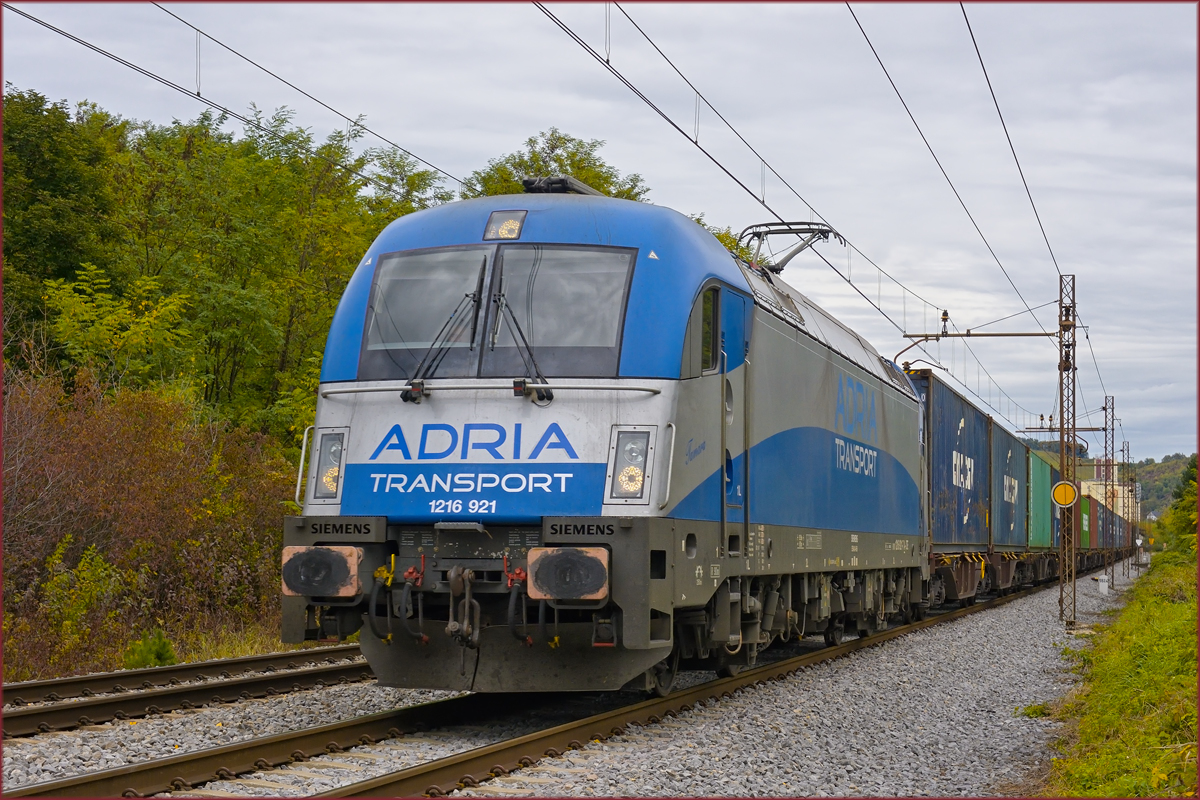ADRIA 1216 921 'Tamara' zieht Containerzug durch Maribor-Tabor Richtung Koper Hafen. /12.10.2020