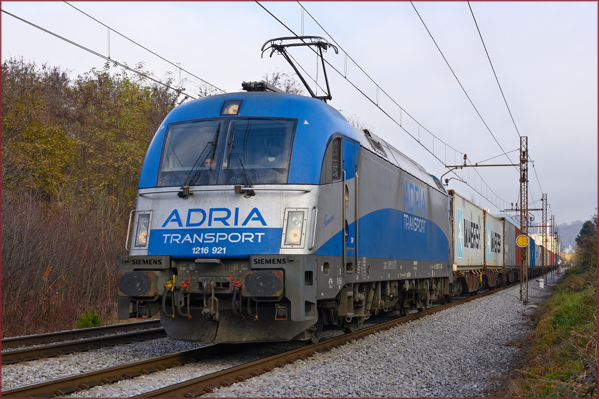 ADRIA 1216 921 Tamara zieht Containerzug durch Maribor-Tabor Richtung Koper Hafen. /19.11.2020