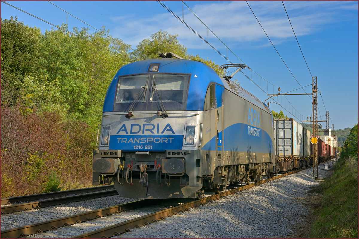 Adria 1216 921 'Tamara' zieht Containerzug durch Maribor-Tabor Richtung Koper Hafen. /5.10.2021