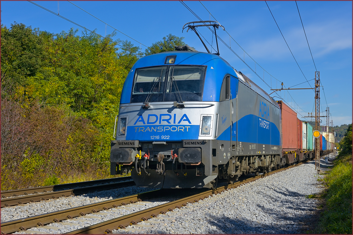 ADRIA 1216 922 'Vanja' zieht Containerzug durch Maribor-Tabor Richtung Koper Hafen. /1.10.2020