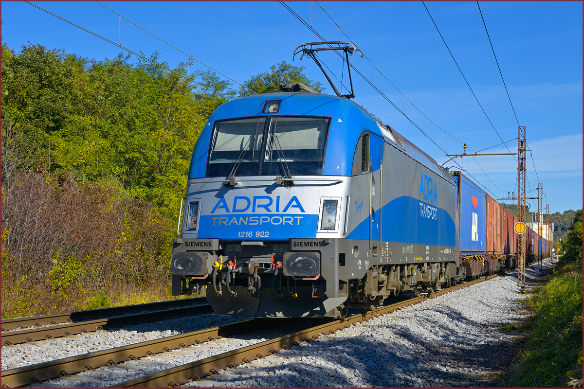 ADRIA 1216 922 'Vanja' zieht Containerzug durch Maribor-Tabor Richtung Koper Hafen. /8.10.2020