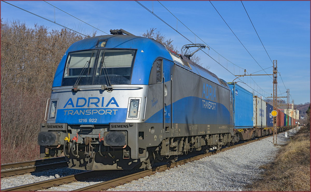 ADRIA 1216 922 'Vanja' zieht Containerzug durch Maribor-Tabor Richtung Koper Hafen. /26.1.2021