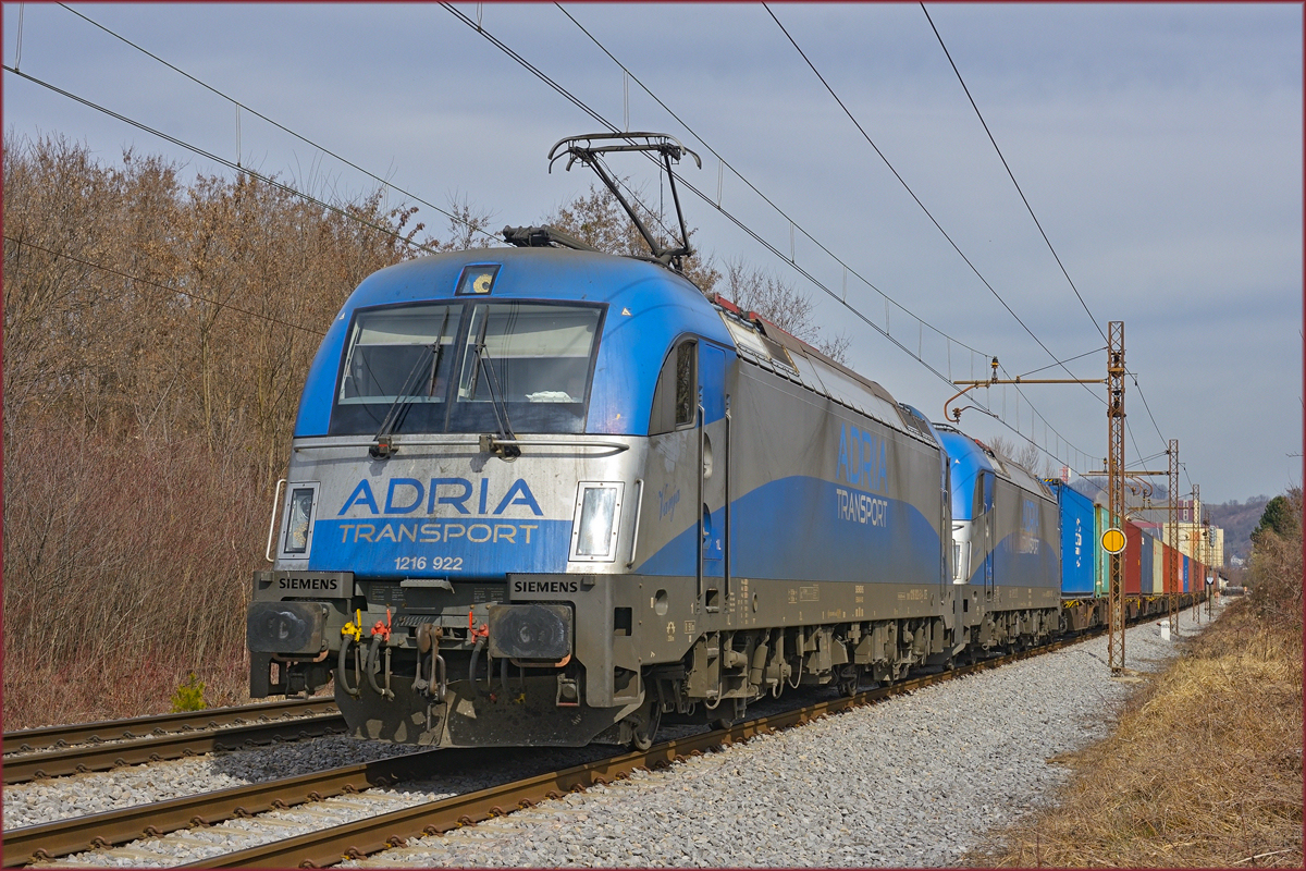 ADRIA 1216 922 'Vanja'+1216 921 'Tamara' ziehen Containerzug durch Maribor-Tabor Richtung Koper Hafen. /4.3.2021