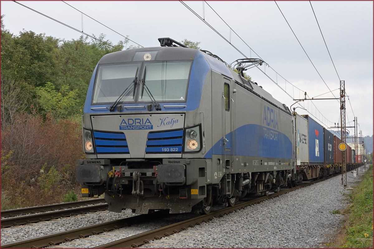 ADRIA 193 822 'Katja' zieht Containerzug durch Maribor-Tabor Richtung Koper Hafen. /19.10.2020