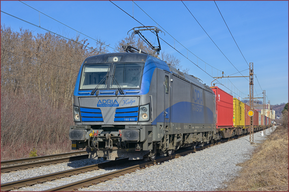 ADRIA 193 822 'Katja' zieht Containerzug durch Maribor-Tabor Richtung Koper Hafen. /18.2.2021