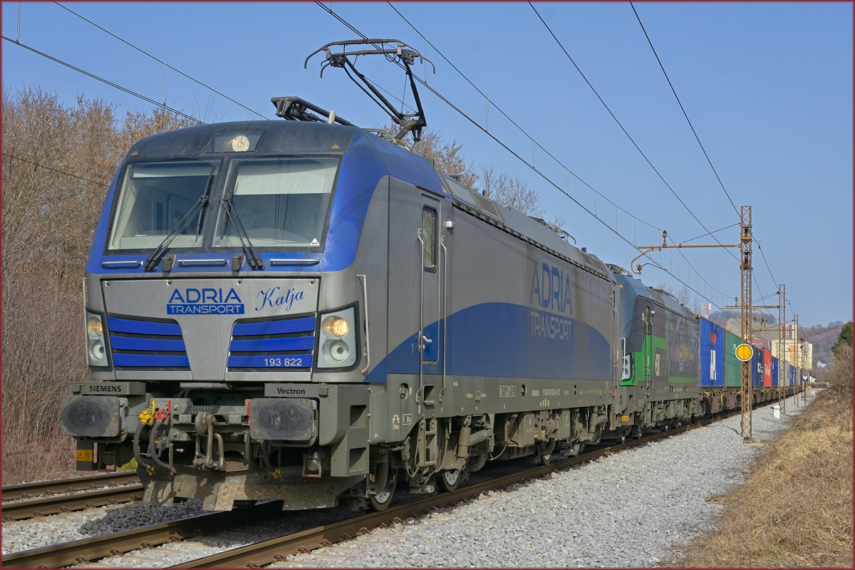 ADRIA 193 822 'Katja' zieht Containerzug durch Maribor-Tabor Richtung Koper Hafen. /24.2.2021