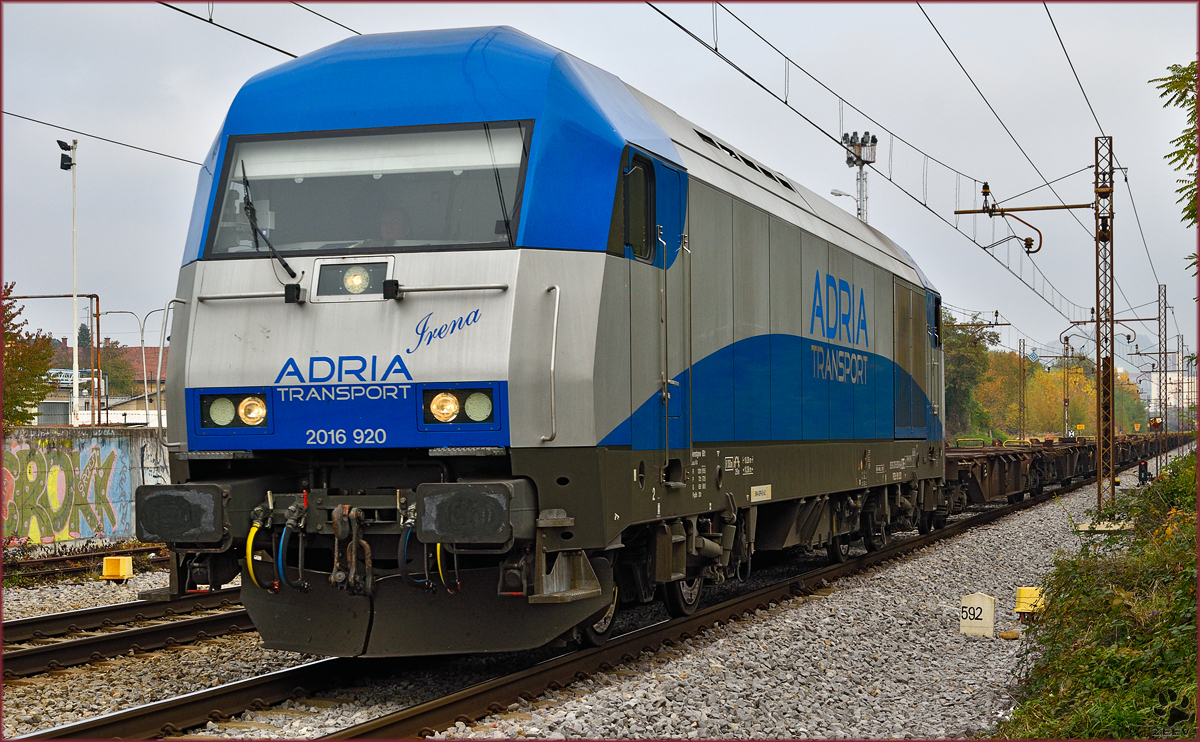 ADRIA 2016 920 'Irena' zieht leeren Containerzug durch Maribor-Tabor Richtung Koper Hafen. /27.10.2015