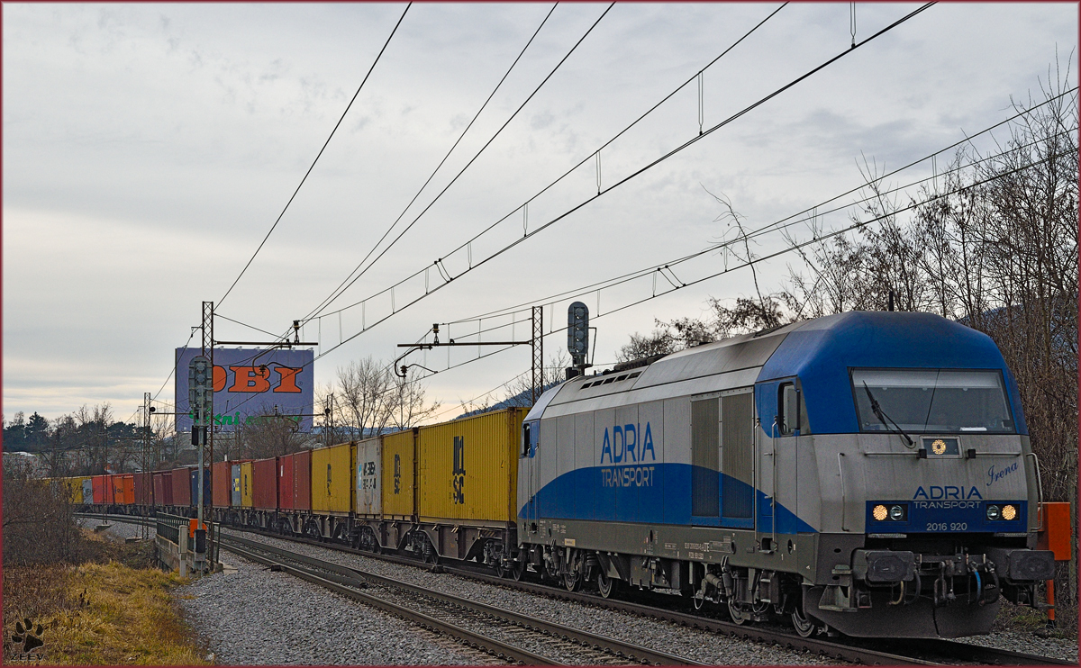 ADRIA 2016 920 'Irena' zieht Containerzug durch Maribor-Tabor Richtung Norden. /2.2.2016