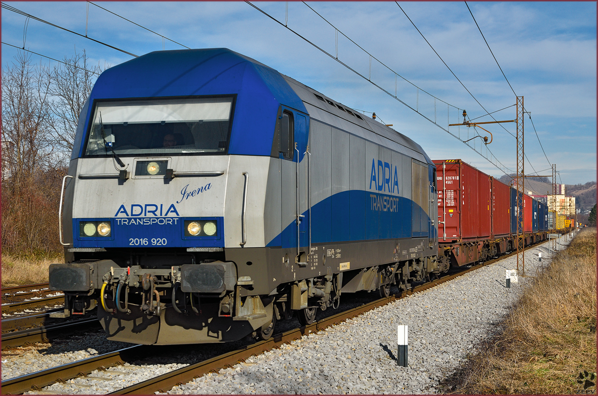 ADRIA 2016 920 'Irena' zieht Containerzug durch Maribor-Tabor Richtung Koper Hafen. /27.1.2016