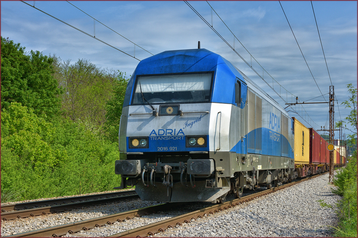 ADRIA 2016 921 zieht Containerzug durch Maribor-Tabor Richtung Koper Hafen. /24.4.2018