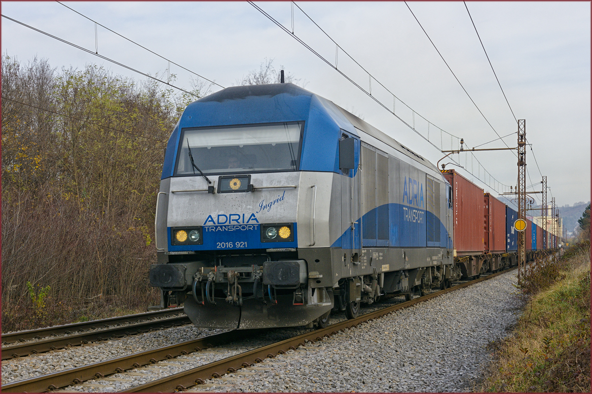 ADRIA 2016 921 zieht Containerzug durch Maribor-Tabor Richtung Koper Hafen. /27.11.2019