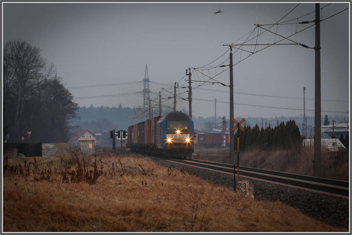 Adria Trans verkehrt regelmäßig zwischen Koper und Kalsdorf bei Graz . 
Heute Morgen hatte ich Glück einen Zug zu erwischen. 
In Richtung Süden donnert der beachtliche Zug früh Morgens. 
21.02.2019