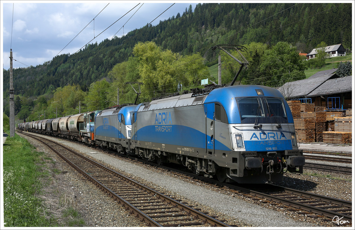 Adria Transport 1216 921 & 920 und Cargo Chemical 740 884 (kalt) ziehen einen Getreidezug durch Thalheim-Pöls. 30_4_2014