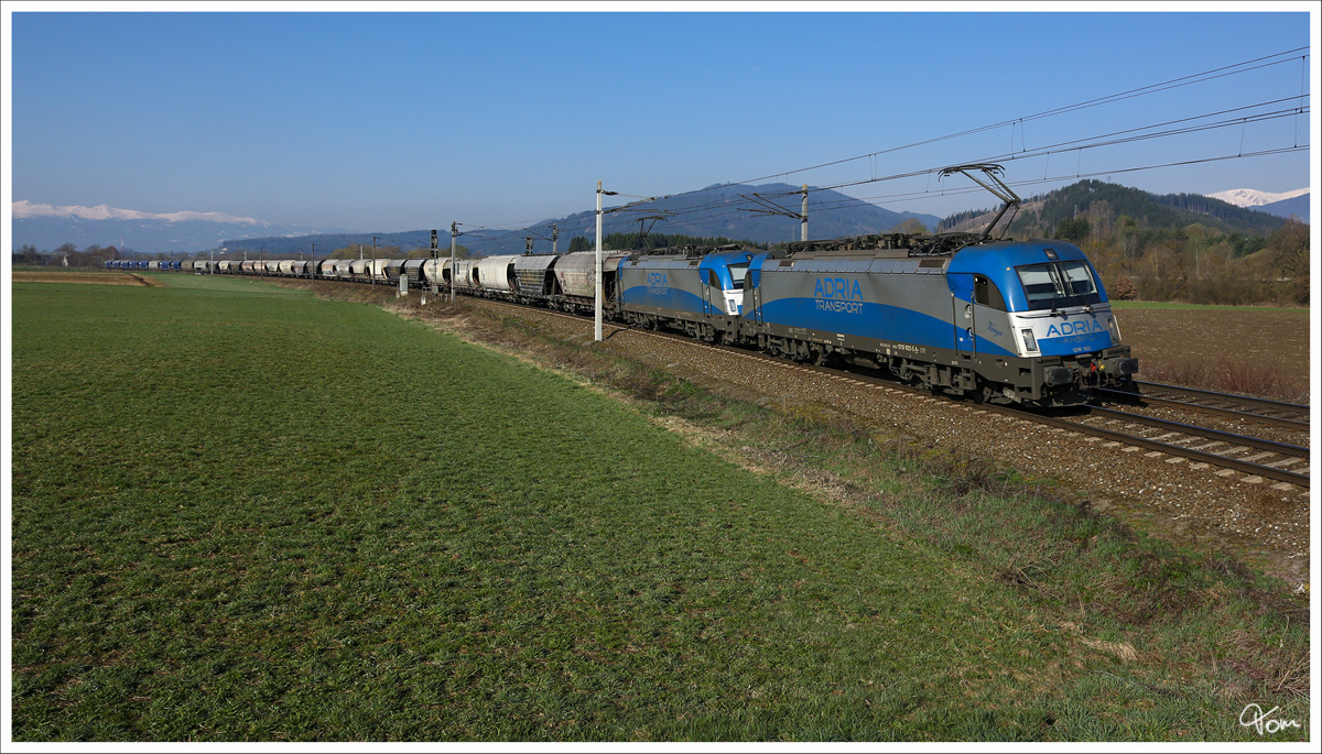Adria Transport 1216 922 + 1216 920 ziehen einen Getreidezug durch das Murtal.
St. Lorenzen 29.3.2014