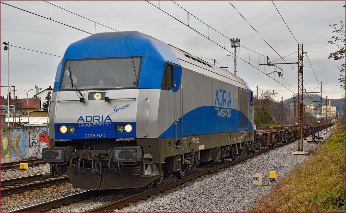 ADRIA Transport 2016 920 'Irena' zieht lehren Containerzug durch Maribor-Tabor Richtung Koper Hafen. /9.12.2014