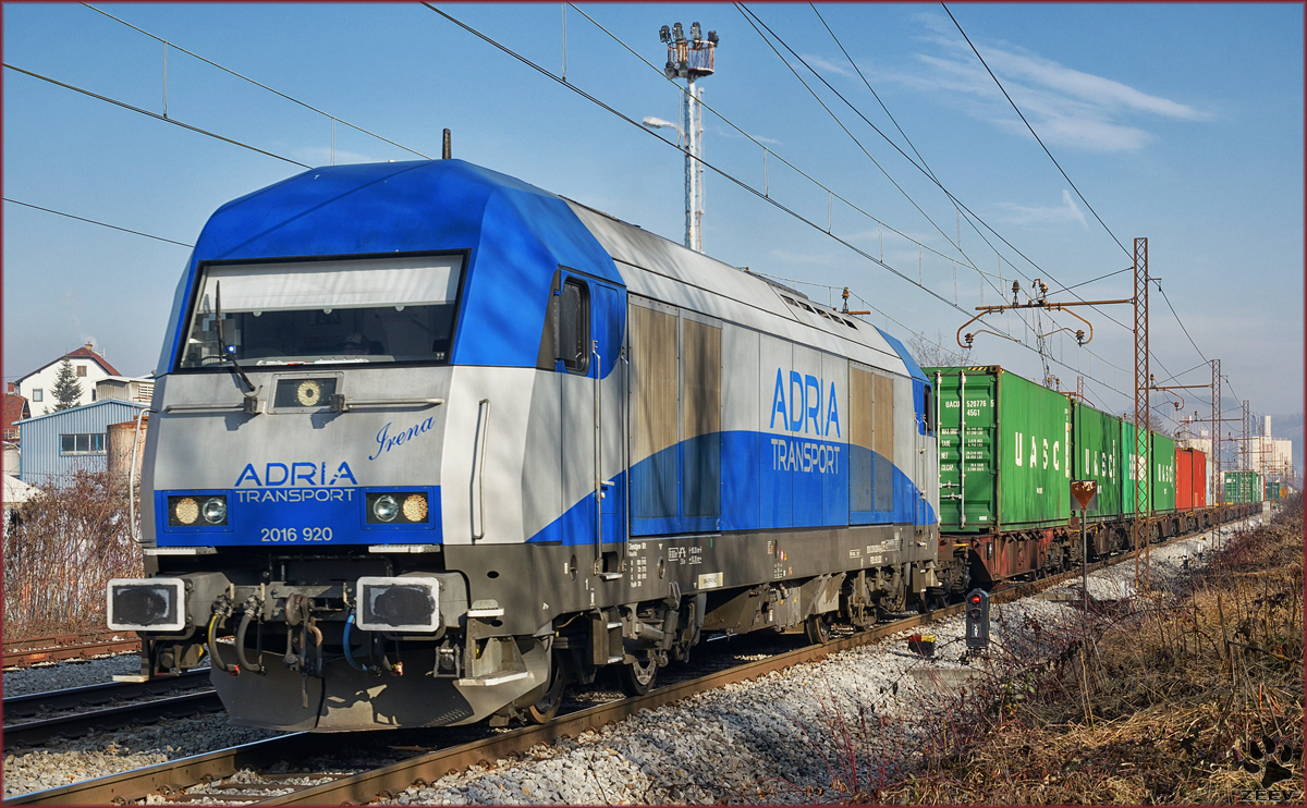 ADRIA Transport 2016 920 zieht Containerzug durch Maribor-Tabor Richtung Koper Hafen. /17.2.2017