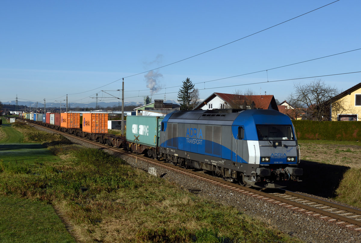 Adria Transport  2016 921 brachte am 03. Dezember 2019 den LTE-Containerzug 41441 von Kalsdorf nach Koper Tovorna.
