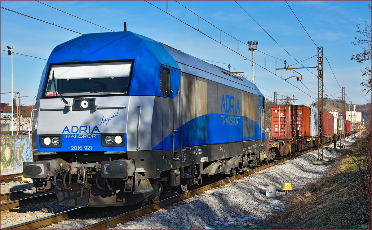Adria Transport 9016 921 'Ingrid' zieht Containerzug durch Maribor-Tabor Richtung Koper Hafen. /14.1.2015