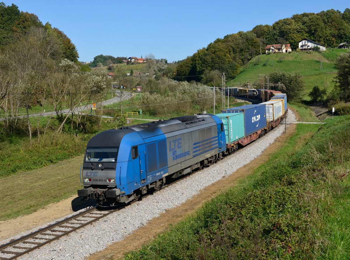 Adria Transport brachte am 09.Oktober einen Containerzug mit der LTE 2016 903  Maria  von Spielfeld-Straß zum Adriahafen Koper, fotografiert in Strihovec.

