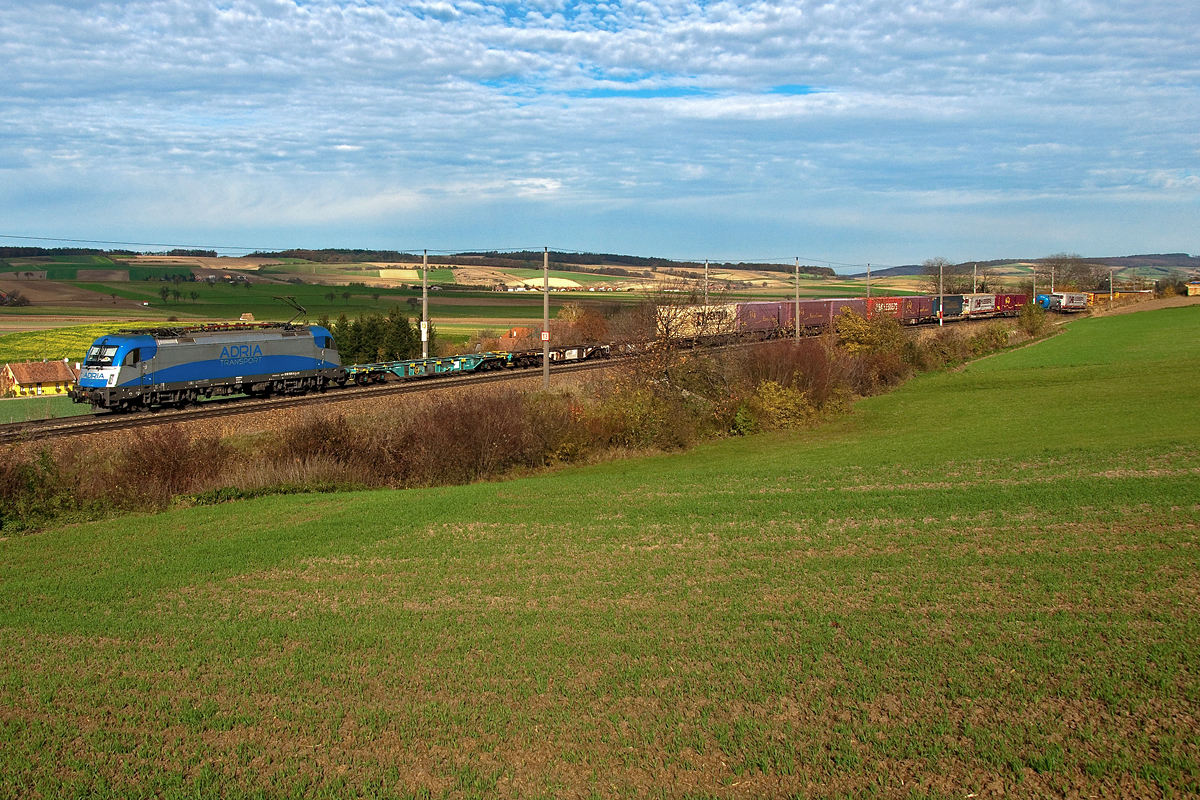 Adria Transport fhrt mit einem Containerzug auf der alten Westbahntrasse in Richtung St. Plten. Die Aufnahme entstand am 28.10.2013 kurz nach Neulengbach.