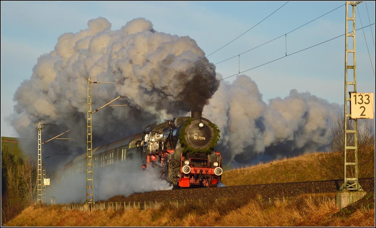 Adventsbild oder Weihnachtsgruß...

52 7596 zieht ihren Zug zum Weihnachtsmarkt die Steigung im Primtal hinauf. Aldingen, Dezember 2014.