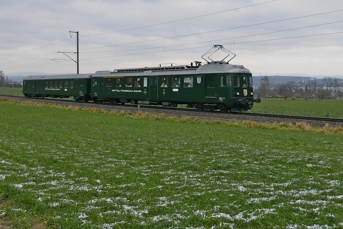 Adventsfahrt mit dem 'Thurgauer Zug' des 'Verein Historische Mittel-Thurgau-Bahn' zum Weihnachtsmarkt nach Einsiedeln. Zwischen den Stationen Kreuzlingen-Bernrain und Lengwil wurde der 1965 gebaute ABDe 4/4 12 zusammen mit dem rund zehn Jahre jüngeren BDt 205 auf der Fahrt von Romanshorn nach Einsiedeln fotografiert (02.12.2017).