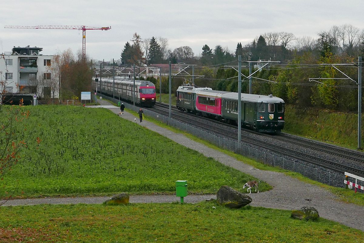 Adventsfahrt mit dem 'Thurgauer Zug' des 'Verein Historische Mittel-Thurgau-Bahn' zum Weihnachtsmarkt nach Einsiedeln. Zwischen dem 1965 gebauten ABDe 4/4 12 'Weinfelden' und dem rund zehn Jahre jüngeren BDt 205 ist der Salonwagen 'BODAN' der ehemaligen Bodensee-Toggenburg-Bahn/Südostbahn eingereiht. Da die zweigleisige Strecke bei Kreuzlingen Bernrain endet, muss der Zug am 30.11.2019 die Durchfahrt des IR 2111 von Zürich nach Konstanz abwarten.