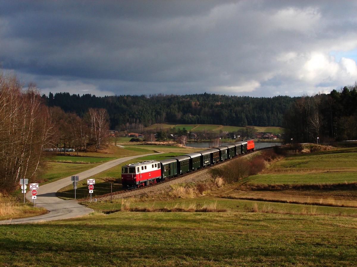 Adventzug zwischen Weitra und Altweitra mit 2095.05 und 2095.12 
Waldviertlerbahn   01.12.2013.