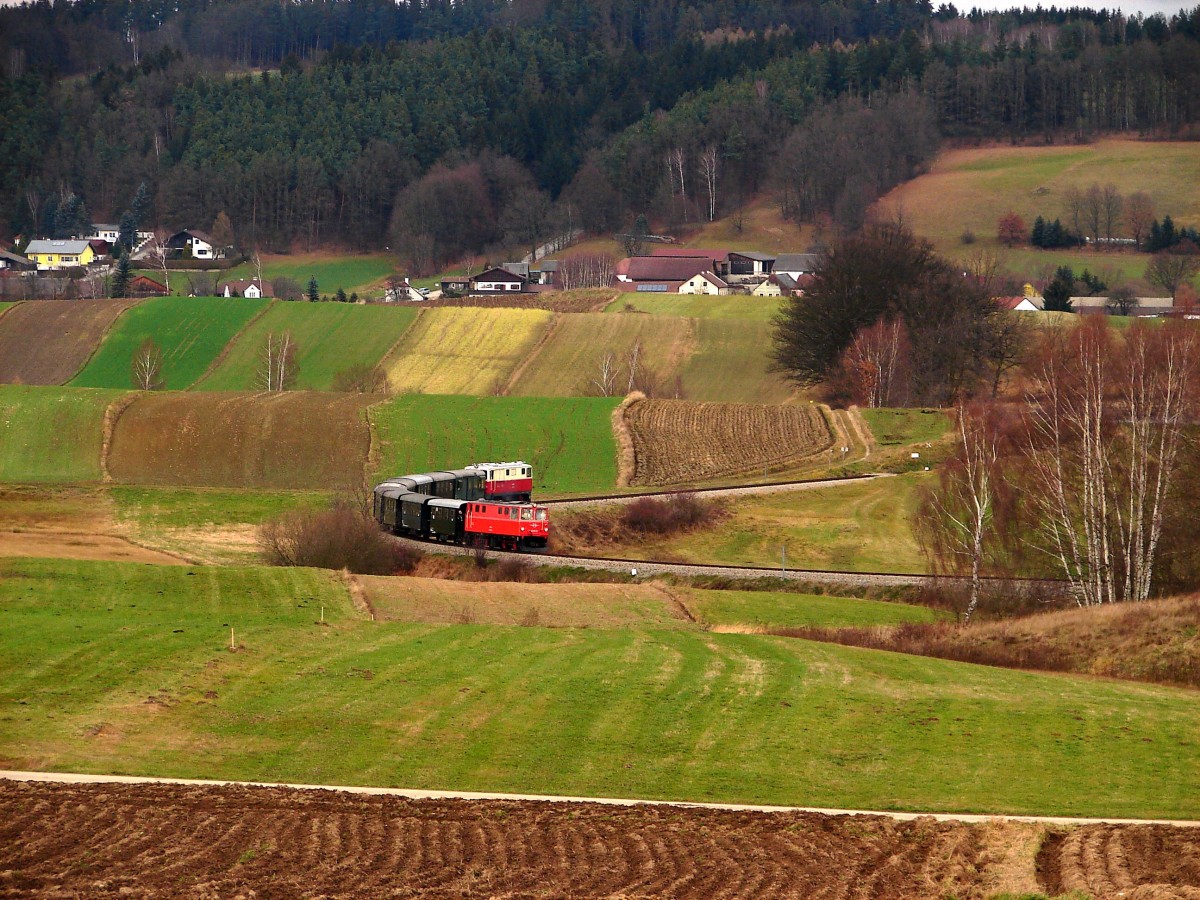 Adventzug zwischen Weitra und Altweitra mit 2095.05 und 2095.12 
Waldviertlerbahn   01.12.2013.