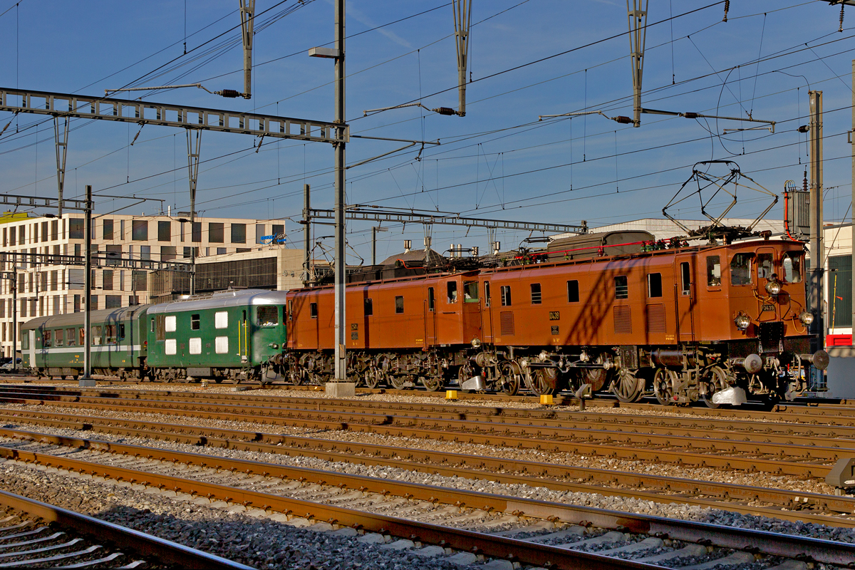 Ae 3/6 II 10439  ,Be 4/7 12504 und die Diesellok  Bm 4/4 II 18451 rangieren mit dem Aussichtswagen As 2801,auch als  Bundesratswagen bekannt durch den Bahnhof Brugg.Bild Mai 2015
