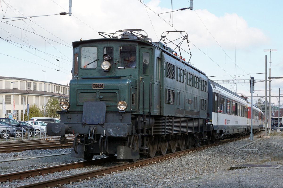 Ae 4/7 10976 von SBB HISTORIC.
Am 16. November 2019 wurden der Schul- und Erlebniszug bestehend aus den Wagen

X   60 85 9970 929-2
X   60 85 9970 928-4
X   60 85 9970 927-6
X   60 85 9970 302-2
X   60 85 9933 821-7
SRm 50 85 8595 000-7

mit der Ae 4/7 10976 von Genève via Yverdon-les-Bains - Neuchâtel - Ins - Sugiez nach Murten überführt.
Sämtliche Aufnahmen sind in Murten entstanden.
Die Fotostellen sind öffentlich zugänglich sowie von den Bahnangestellten für diese einmaligen Aufnahmen bewilligt worden.
Foto: Walter Ruetsch