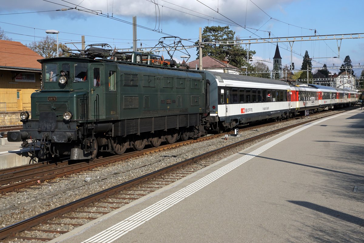 Ae 4/7 10976 von SBB HISTORIC.
Am 16. November 2019 wurden der Schul- und Erlebniszug bestehend aus den Wagen

X   60 85 9970 929-2
X   60 85 9970 928-4
X   60 85 9970 927-6
X   60 85 9970 302-2
X   60 85 9933 821-7
SRm 50 85 8595 000-7

mit der Ae 4/7 10976 von Genève via Yverdon-les-Bains - Neuchâtel - Ins - Sugiez nach Murten überführt.
Sämtliche Aufnahmen sind in Murten entstanden.
Die Fotostellen sind öffentlich zugänglich sowie von den Bahnangestellten für diese einmaligen Aufnahmen bewilligt worden.
Foto: Walter Ruetsch