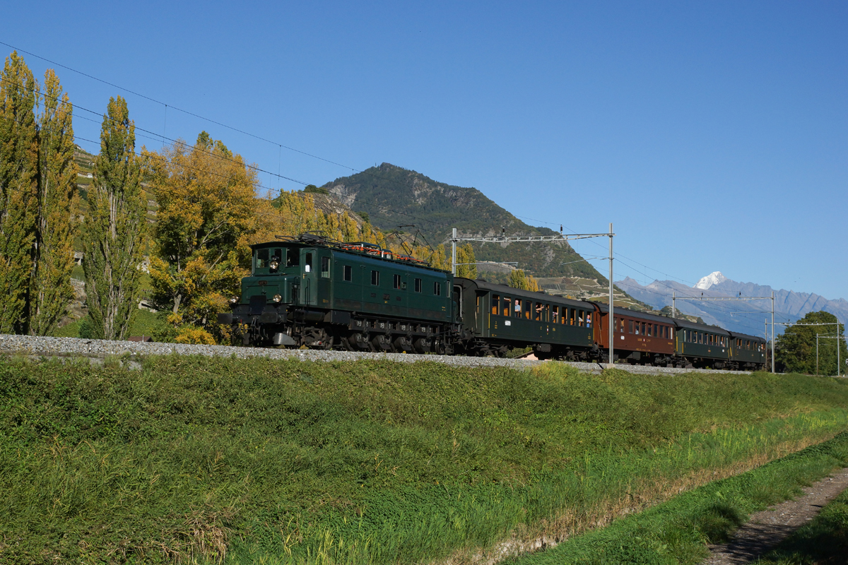 Ae 4/7 10976 zieht am 18.10.2014 einen historischen Personenzug von St-Léonard Richtung Sion. 