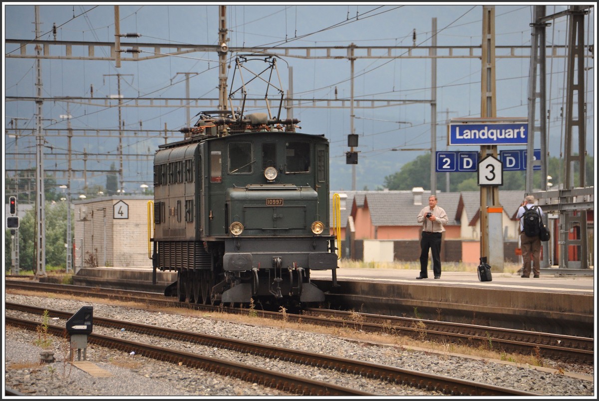 Ae 4/7 10997 in Landquart. Ein solcher Oldtimer zieht immer viele Trainspotter an. (18.06.2015)