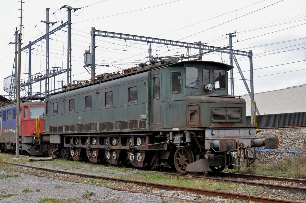 Ae 4/7 11001 ist auf einem Nebengleis beim Bahnhof Sissach abgestellt. Die Aufnahme stammt vom 30.10.2015.