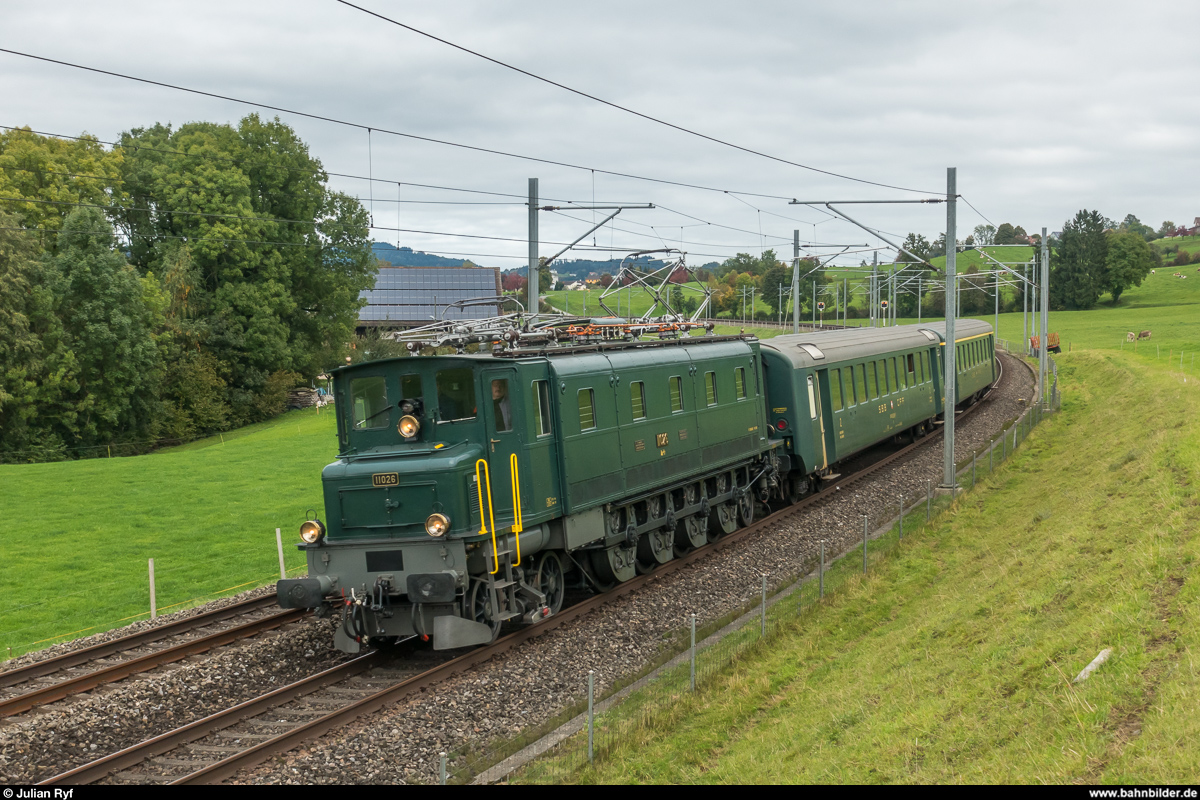 Ae 4/7 11026 am 1. Oktober 2017 unterwegs von Kreuzlingen nach Brugg bei Gossau SG.