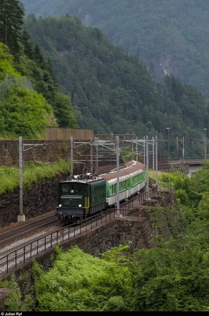 Ae 4/7 und Leichtstahlwagen von Associazione Verbano Express fahren am 27. Juni 2015 bei Intschi südwärts.
