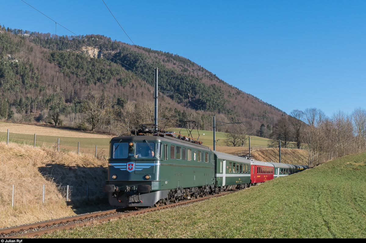 Ae 6/6 11421  Graubünden  fährt am 10. Dezember 2016 mit der SBB Historic Samichlausfahrt von Olten nach Delémont zwischen Corcelles BE und Crémines in Richtung Moutier. 
Der Zug besteht aus den beiden ehemaligen Bundesratswagen AS 2801 und AS 2802, einem weiteren Salonwagen SR 2302 und dem Speisewagen WR 702.