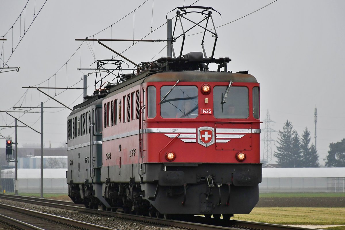 Ae 6/6 11425  Genève  und Ae 6/6 11421  Graubünden  auf Ihrer Ausfahrt am 23.01.2020 zwischen Olten und Solothurn, aufgenommen bei Oberbuchsiten.