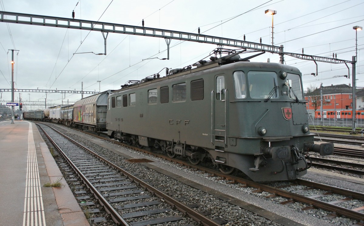 Ae 6/6 11501 steht übers Wochenende in Solothurn abgestellt, 23.11.2013.