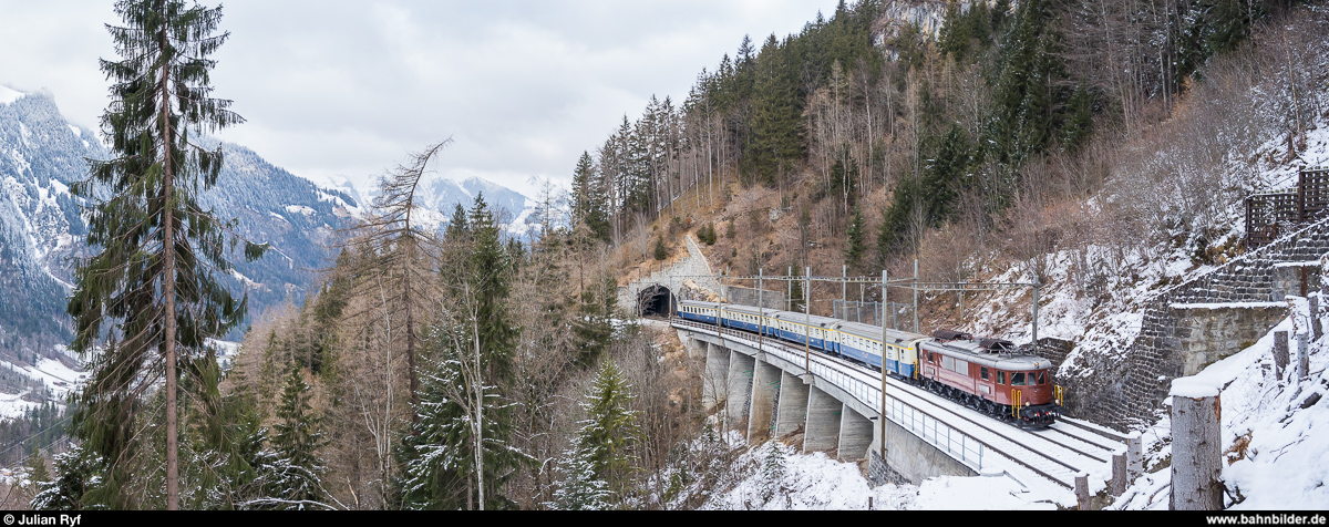Ae 6/8 205 der BLS-Stiftung mit dem Extrazug Basel - Kandersteg zur Eröffnung der jährlichen  Belle-Epoque-Woche am 19. Januar 2020 an der Lötschberg-Nordrampe kurz vor der Dienststation Felsenburg.