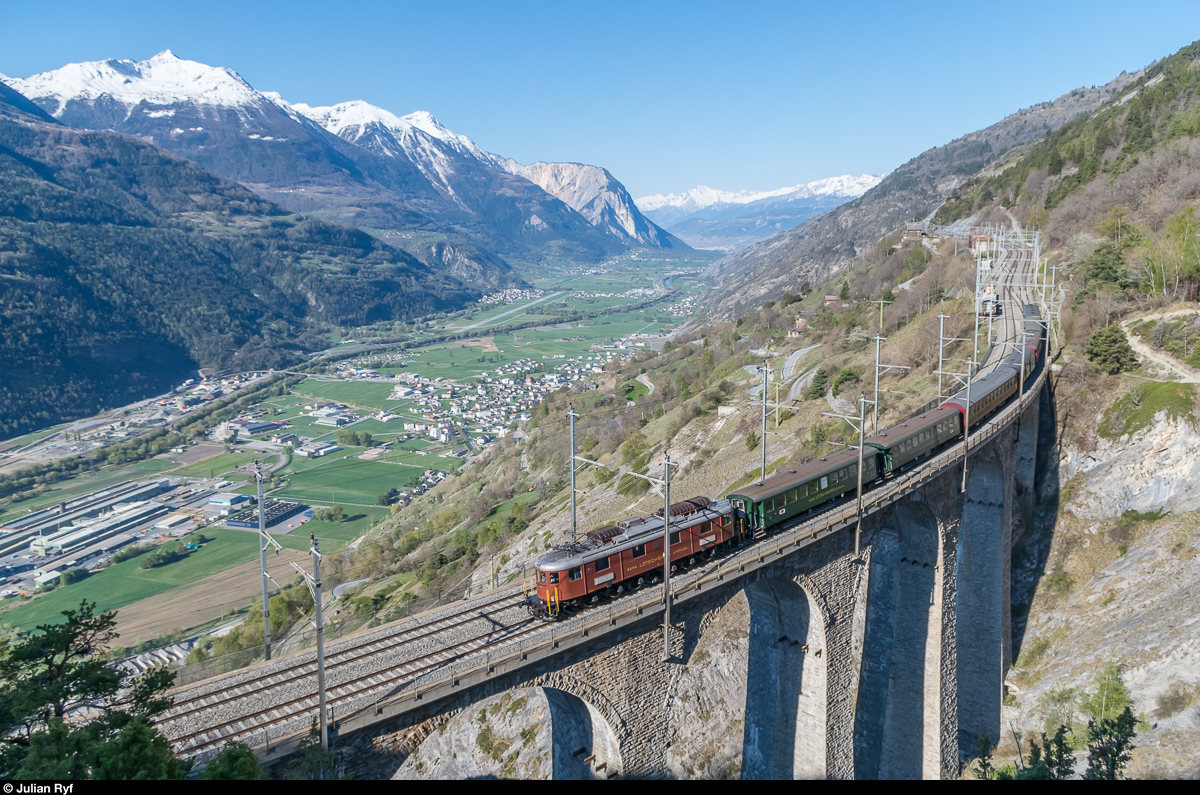 Ae 6/8 205 fährt am Morgen des 9. April 2017 mit einem Sonderzug über den Luogelkinviadukt an der Lötschberg-Südrampe in Richtung Brig, wo der Zug für die Weiterfahrt von der 01 202 übernommen wird.