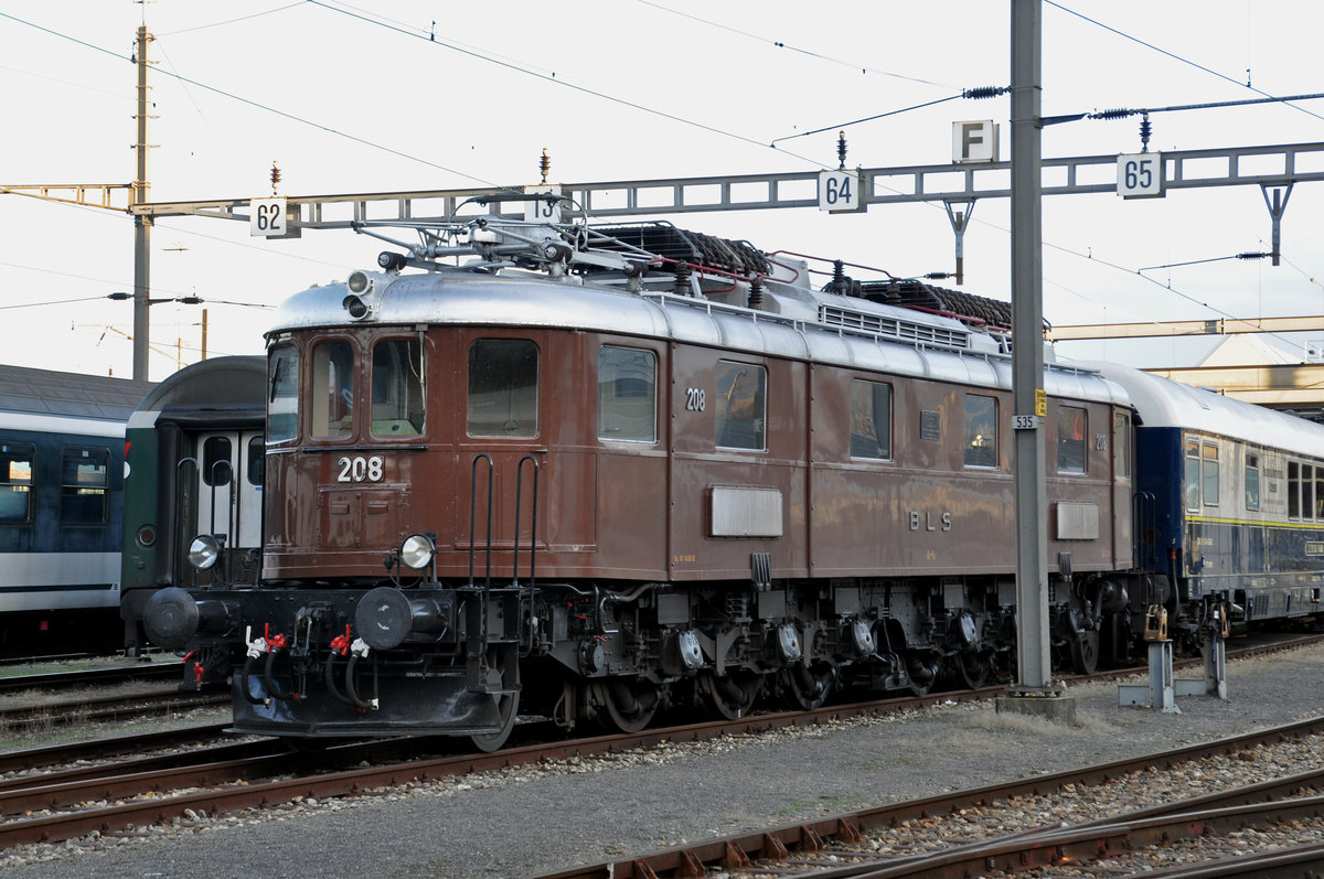 Ae 6/8 208 der BLS ist auf einer Abstellanlage beim Bahnhof SBB abgestellt. Die Aufnahme stammt vom 26.12.2017.