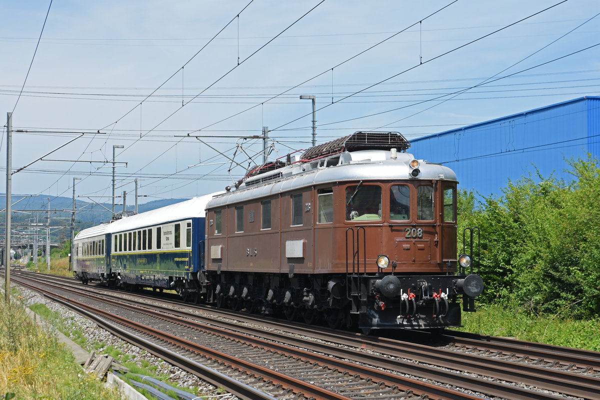 Ae 6/8 208 der BLS fährt Richtung Bahnhof Itingen. Die Aufnahme stammt vom 17.07.2019.